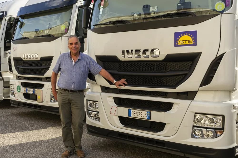 Figure in movimento che rappresentano le relazioni umane e il dinamismo